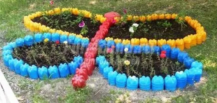 Műanyagból készült palackok a kertben