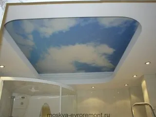 tavan fals în renovarea baie din Moscova