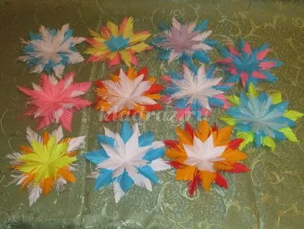 Bolyhos hópehely készült színes papír a gyermekek saját kezűleg