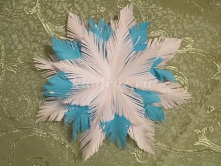 Fluffy снежинка изработена от цветна хартия за деца със собствените си ръце