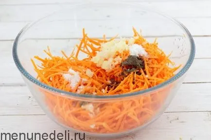 Salata Rețetă cu morcovi, prune uscate și carne de pui