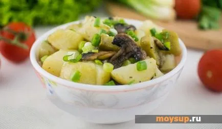 Saláta csirkével, gombával és savanyúság „rusztikus”
