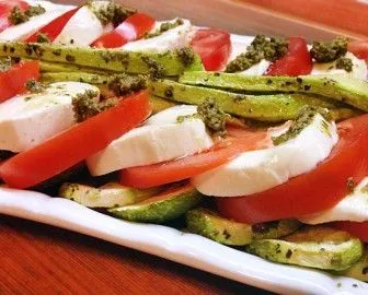 Salata italiană delicioase cu mozzarella și roșii, hozoboz - știm totul despre produsele alimentare