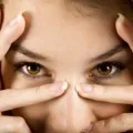 Как да почистите кожата около очите