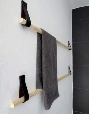 de perete din lemn și metal portșervetele montate în băile de baie si vile