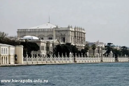 Двореца Долмабахче в Истанбул