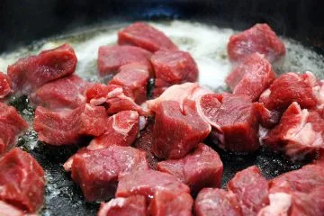 Carne de vită în sos de tomate cu legume și condimente