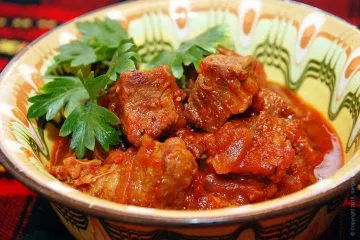 Carne de vită în sos de tomate cu legume și condimente