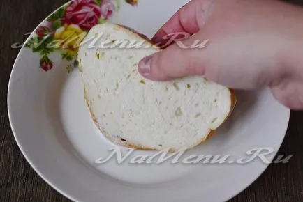 Toast fehér kenyér tejjel és cukor és a tojás