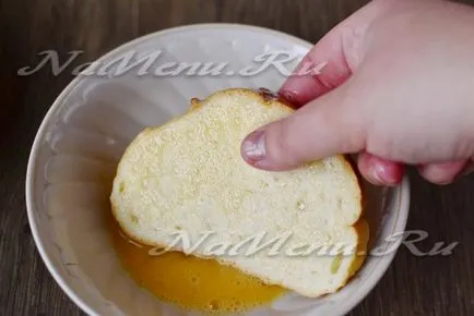 Toast fehér kenyér tejjel és cukor és a tojás