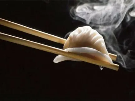 Как да се държат клечки за суши