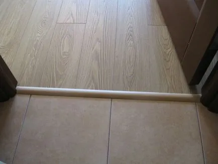Придържайки плочки на пода