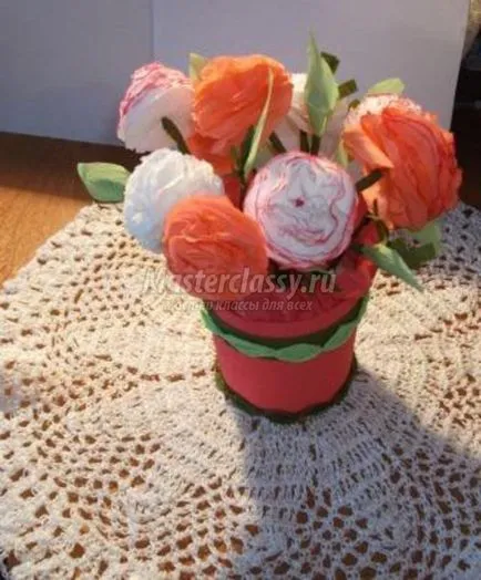 Coș cu flori din hârtie creponată