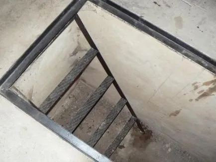 A lépcső az alagsorba a kezüket lépésről lépésre útmutató