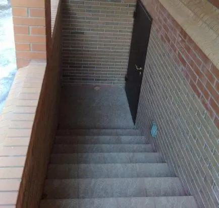 A lépcső az alagsorba a kezüket lépésről lépésre útmutató
