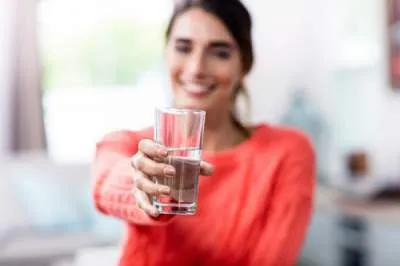 Medicii spus este util să se bea apă în dimineața pe stomacul gol