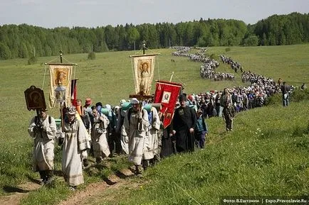 Mintegy betűjét és szellemét a menet gyalog