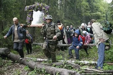 Mintegy betűjét és szellemét a menet gyalog