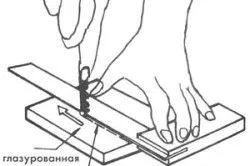 Tile cu mâinile o secvență de lucrări pe crearea de țiglă electrice și manuale