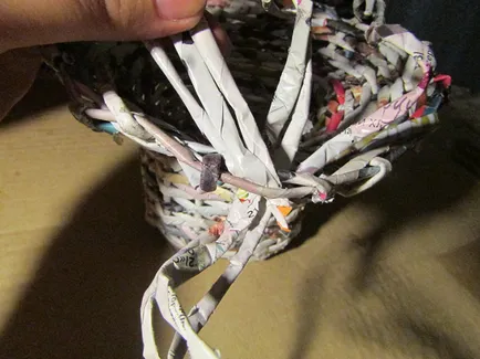 Weave кошница от лалета вестници тръби и гофрирана хартия с ръце, здравето и