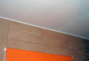 plinte Plafonul pentru panouri din PVC modul de a consolida și de a face instalarea