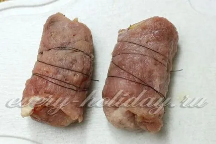 Rolls de carne de porc cu rosii si branza - reteta cu o fotografie