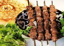 Shish kebab hagymával és ecettel