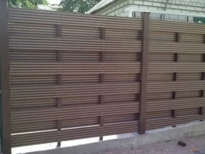Construcție de garduri din lemn garnituri de propriile lor mâini