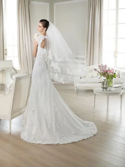 Rochia de mireasa cu umeri acoperite cu imagini - salon de nuntă „Etna“