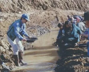 A törvény a szabad aranybányászat - szabadon választható egyes bányász, emberek Digger