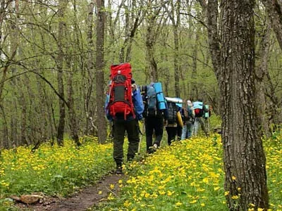 Organizarea unei dană în normele de campanie la sol și echipamentele necesare, un turist într-o notă