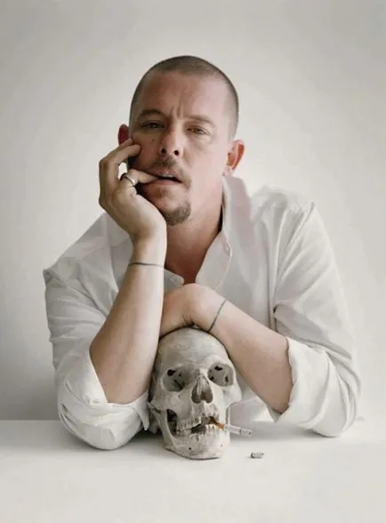 Alexander Mcqueen (113 fotó) szemüveg, kuplung, cipő, cipők és egyéb cipők, parfümök, ruhák gyűjtése,