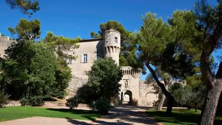 Côtes du Rhône falvak dom hugues - Cotes Dyu Ron vilyazh ház Hugo, Rhone-völgy vásárolni bort szállítás