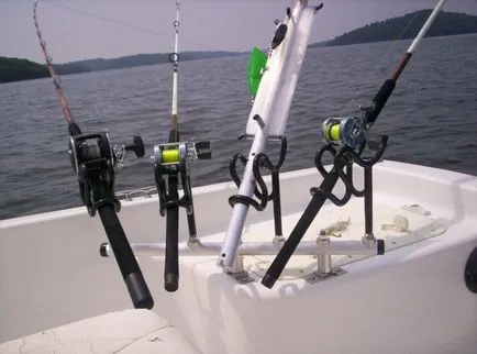 Риболов притежателите прът за риболов от лодка