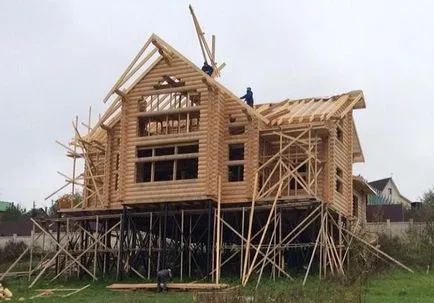 Etapele construirii unei case din bușteni, cherestea profilate, grinzi masive din lemn stratificat -