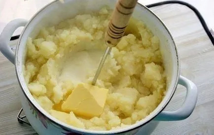 Яхния с сос и картофено пюре в градината