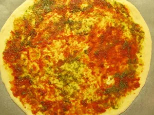 Pizza aszalt paradicsommal és sonkával recept fotókkal