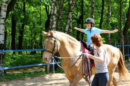 Hippoterápia lovak kezelésében tiltva gyerekek bénulás és az autizmus, vélemények