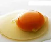 Hogyan lehet elválasztani a tojás sárgáját a fehérjétől