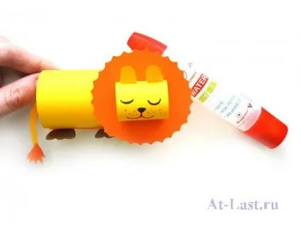 Hogyan készítsünk egy oroszlán színes papírból
