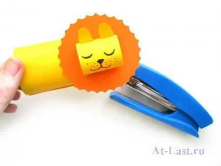 Hogyan készítsünk egy oroszlán színes papírból