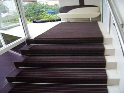 Hogyan feküdt szőnyeg a lépcsőn