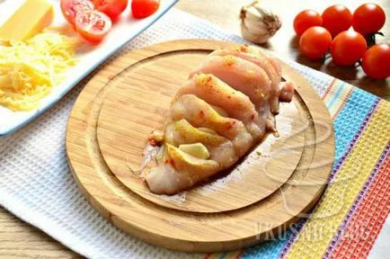 Пилешки гърди с чери домати и чесън - рецепта със снимки