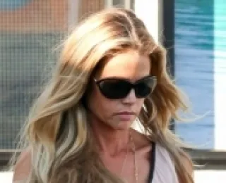 Elveszítjük! 43 éves Denise Richards gyorsan fogyás (fotó)