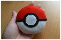 Pokebol és Pikachu származó nemezből