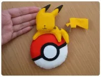 Pokebol és Pikachu származó nemezből