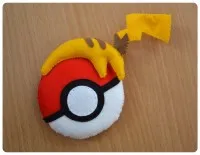 Pokebol és Pikachu származó nemezből