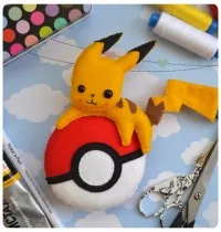 Pokebol és Pikachu származó nemezből