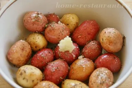 Tineri cartofi în pieile lor, coapte în cuptor