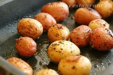 Tineri cartofi în pieile lor, coapte în cuptor